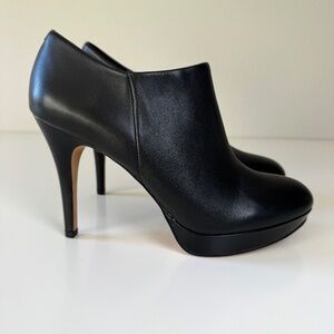 NWOB VINCE CAMUTO Elvin Bootie Women Size 8.5 Black Leather Platform Stiletto